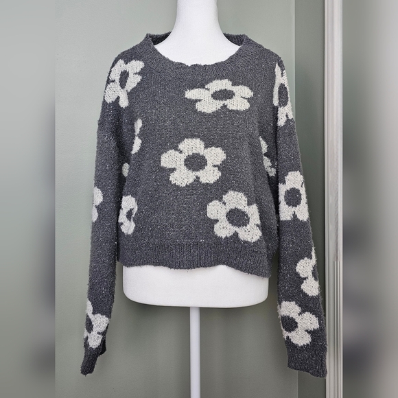 Altar’d State Daisy Floral Print Cropped Sweater GRAY & WHITE MEDIUM - Picture 1 of 6